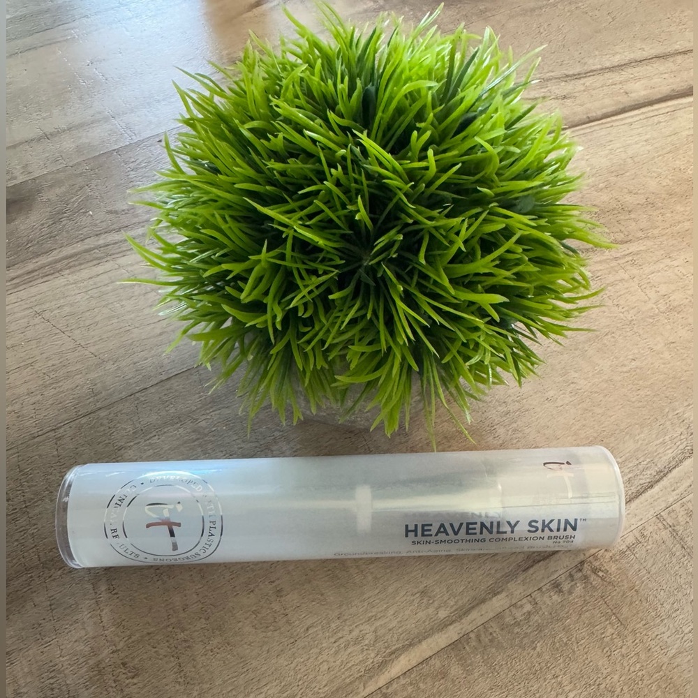 IT Cosmetics 704 Heavenly Skin Smoothing Complexion Brush - Picture 3 of 3